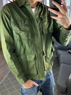 Overshirt grön  - Simpel och skön perfekt att kombinera med en hoodie! Bra skick, mått: A:47 B:50 C:50 D:64 (cm) Skriv vid fundering ✌️