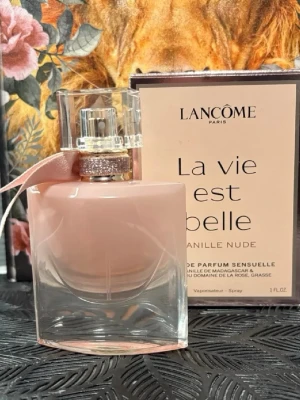 La vie est belle vanilla nude  - 30ml, köpt för 900kr på Lyko , använd 2 sprej 
