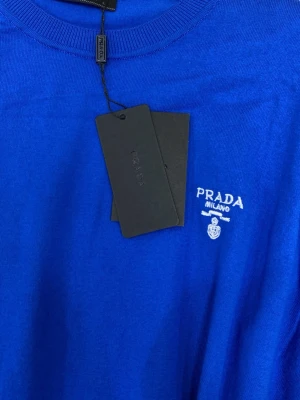 Blå t-shirt  - Snygg blå t-shirt . Klassisk rund halsringning och korta ärmar. Tillverkad i mjuk bomull som känns skön mot huden. Perfekt för dig som vill ha en clean och exklusiv look.