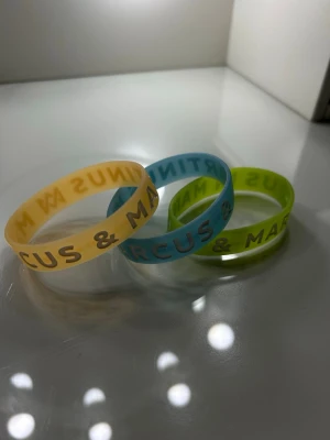 Marcus & Martinus armband  - Tre neon glow in the dark Marcus och Martinus armband köpta på mmstore och är i helt nyskick!! 🤍