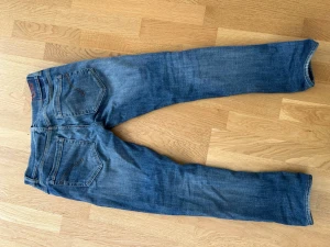 Vintage Dondup - Ett par riktigt snygga vintage Dondups i modellen George. Jeansen sitter snarare slim än skinny. Nypris på jeansen är över 2000kr. Jag är 180 och de sitter perfekt på mig. Bara att göra av sig för frågor eller mer bilder. 