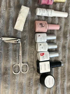Nagellack gelkit i olika färger - Säljer ett kit med flera gelnagellack i vitt, rosa och rött från Xelimi och Artgenio samt en burk 3D Paste för nageldekoration. Flera flaskor med silvriga och rosa lock. Perfekt för dig som gillar att fixa naglarna hemma.