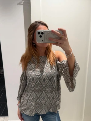 Blus  - En blus i storlek S