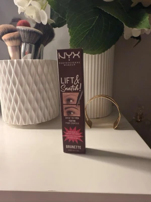 NYX Lift & Snatch! Brow Tint Pen Brunette - NYX Lift & Snatch! Brow Tint Pen i färgen Brunette. En ögonbrynspenna med micro brush-tip för att skapa naturliga, hår-liknande streck. Perfekt för att fylla i och forma brynen med precision. Pennan är svart med vit text och kommer i originalförpackning, den är endast testad, annars helt ny💓köpt för 189 kr 