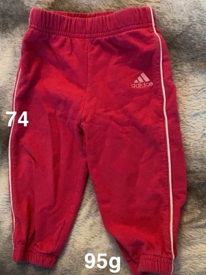 Adidas byxor - Fint använt skick. Storlek 74