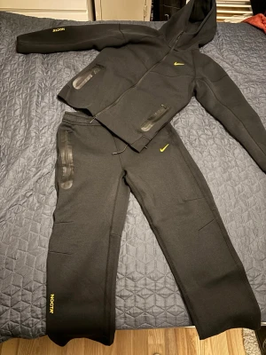 Nocta tech fleece  - Säljer Nocta tech fleece. Inte använd, storlek L men borde passa storlek M bättre. 