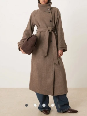 Belted wool blend coat - Kappa från Gina Tricot. Köpt denna i Oktober för 1.100kr. Använd endast vid 1 tillfälle 