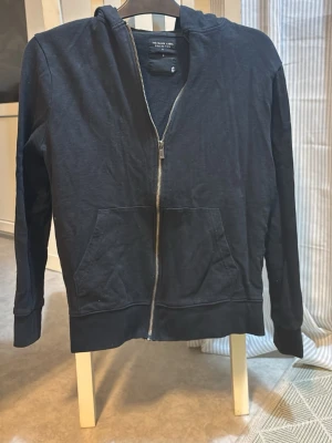 Svart zip hoodie  - Zip hoodie svart, aldrig använt