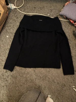 Stickad tröja - Stickad tröja från Gina Young i storlek 170 men passar bra på mig som har storlek xs/s skick är svårt att sätta exakt då alla har olika åsikter men enligt mig är skicket bra och jag kan inte hitta några skador när jag kollar igenom