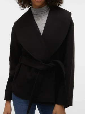 Svart omlottjacka från Vero Moda - Säljer en svart jacka från Vero Moda med bred krage och knytskärp i midjan. Jackan har lång ärm och är tillverkad i ett mjukt ullblandat material. Perfekt för dig som gillar stilrena och enkla plagg med snygg passform.