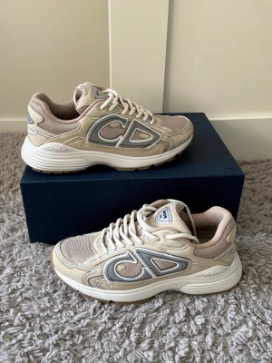 Dior B30 - Dior B30 Cream🍮 Cond 8,5/10 Knappt använda, Retail 11000kr, Size 41 Passar 42, Tveka inte på att skicka ett meddelande vid frågor eller liknande🙌