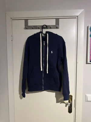 Vintage Marinblå Ralph lauren zip up - Extremt snygg vintage Ralph lauren zip up. Prima skick, ser helt oanvänd ut. Bra material. Skön tröja. 