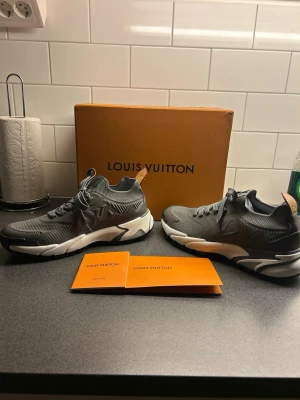 Sneakers - Helt nya aldrig använda,allt medföljer 