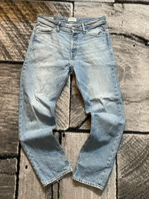 Jack & Jones Jeans - Blåa Jeans från Jack & Jones Pris: 300 Storlek: 31/32 Använd ett fåtal gånger! Pris kan diskuteras!