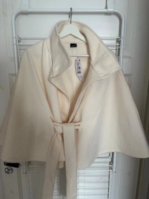 CAPE JACKA GINA - Cape jacka från Gina tricot. Helt oanvänd och ny med prislapp! 