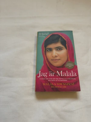 Bok: Jag är Malala - En inspirerande berättelse om Malala, tjejen som stod upp för rätten till utbildning och blev skjuten av talibanerna. Perfekt för unga som vill läsa om mod, förändring och att våga göra sin röst hörd. Boken har vunnit Nobels fredspris och visar att en person kan göra skillnad.