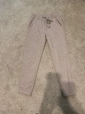 Beige mjukisbyxor från Loro Piana - Säljer ett par otroligt bekväma beiga mjukisbyxor i cashmere från Loro Piana. I väldigt bra skick. Sparsamt använda. Uppskattat nypris cirka 2500–3000 euro. Kvitto saknas. Välkomnar seriösa prisförslag.