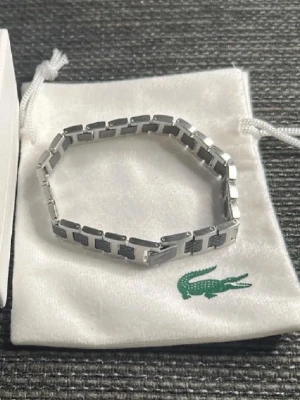 Lacoste silversrmband  - Ett armband i silverfärg från Lacoste, helt ny