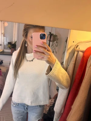 Vit stickad tröja från Gina Tricot - En enkel och stilren vit stickad tröja från Gina Tricot. Tröjan har rund halsringning, långa ärmar och ribbade muddar vid ärmslut och nederkant. Perfekt att matcha med jeans eller kjol för en clean look. Säljer billigt då den har en del fläckar ❣️