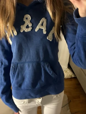 Super snygg hoodie från Abercrombie & Fitch💕 - Skit snygg hoodie i bra skick vilket syns på bilderna! Försöker att skicka samma dag💕