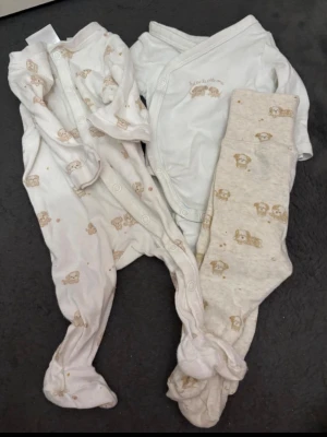 Baby sett  - 3 delar baby sett . Byxor med till hörande body och en matchande pyjamas.   Storlek 50