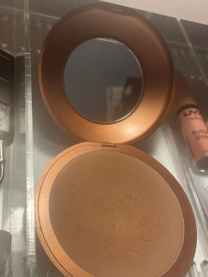 Ida Warg Silk Bronzer 30 Tierra - Säljer en Ida Warg Silk Bronzer i nyansen 30 Tierra. Kommer i en rund, kopparfärgad dosa med spegel. Pudret har en varm,  brun ton som ger en solkysst look. Förpackningen är stilren och lätt att ta med i väskan. Innehåller 17 g och är tillverkad i Italien.
