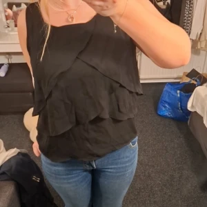 Volang linne - Svart volang linne från vero moda I storlek m