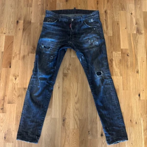 Dsquared2 jeans - Skit najs dsquared2 jeans i storlek 50, vilket motsvarar midja 33. Brallorna har använts sparsamt och har en skit snygg stil, säljer byxorna för de varför stora när jag köpte de. Priset är inte hugget i sten. ställ massa frågor!  💯Jeansen är äkta!!