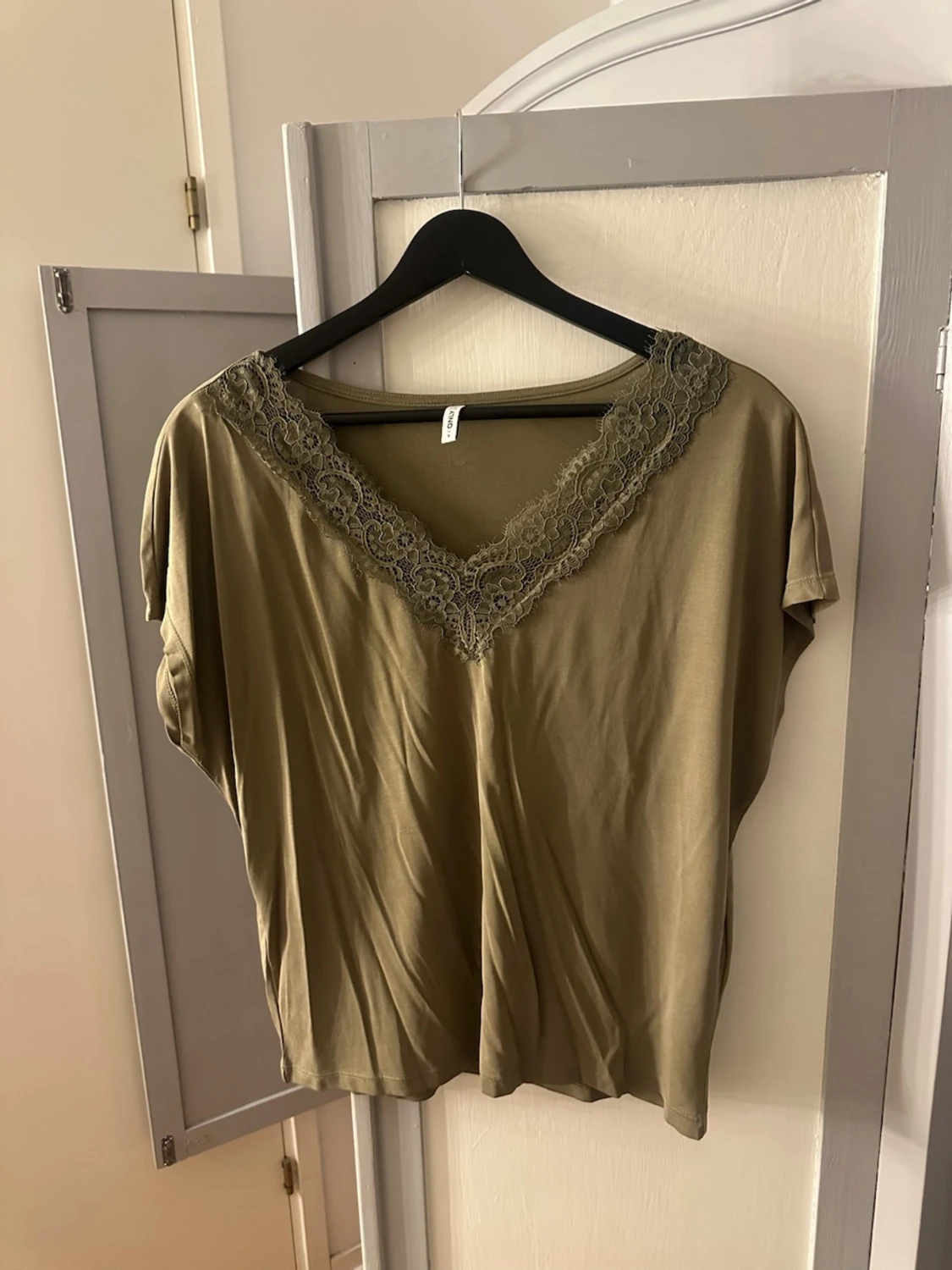 Olivgrön topp med spets från ONLY