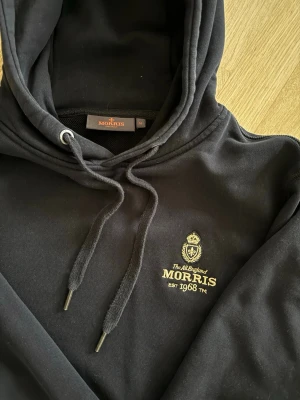 Morris hoodie  - Simpel svart hoodie från märket Morris. Hoodien är endast använd ett fåtal gånger, storlek är M och är true to size. 