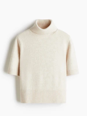 Beige polotröja  - Supermjuk beige polotröja med korta ärmar och ribbade detaljer vid hals, ärmslut och nederkant. Enligt mig liten i storleken! Jag brukar ha S/M men denna är i L för en liten mer oversized look