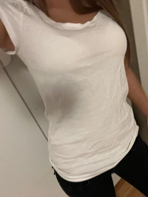 Vit topp - Jätte gullig vit topp från Hm💕Har inte användts mycket av mej men min mamma har använt den några ggr men är i bra skick