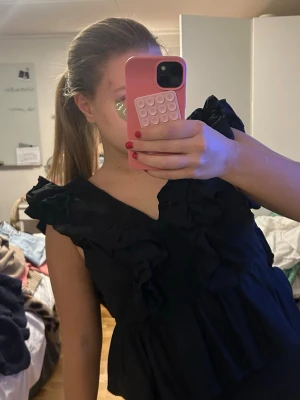 Svart volangblus med v-ringning - Superfin topp från hm 