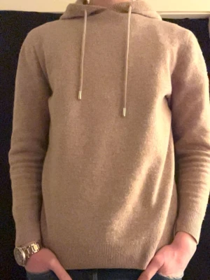 Cashmere/merino hoodie  - Säljer denna as feta och varma hoodie som är perfekt i vintertid, Nyskick är de på den och de är en blandning av merinoull/cashmere!