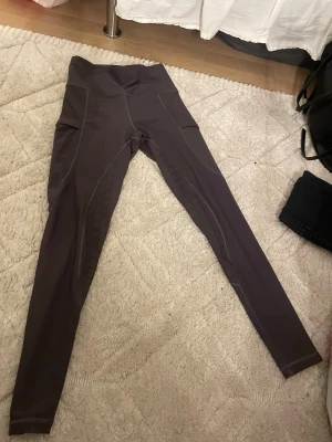 Gråa ridbyxor  - Säljer ett par ridbyxor som är gråa från Maya delorez