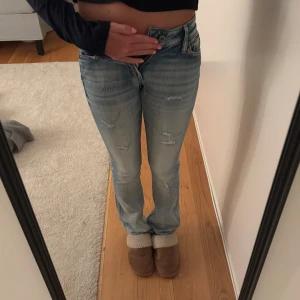 Jätte lågmidjade jusblåa jeans - Jättesnygga jeans i ljusblå. Vet Vet tyvärr inte vilket märke dem är ifrån då jag köpte dem ifrån en gårdsbutik💝💝aldrig använt eftersom dem är för små