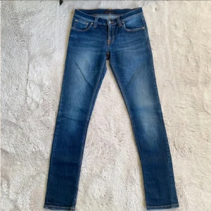 Nudie jeans W28 L34  - hej säljer min Nudie jeans i storleken W28 L34. Längden på jeansen kan va kortare än L34. Modell Tight Long John = slim/skinny |  Inga defekter alls | Bredd: 38 cm 	Längd : 97 cm Skriv vid minsta lilla fundering eller prisförslag