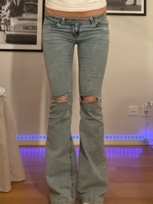 Lågmidjade jeans - Lågmidjade jeans med rosa detalj på fickorna! Har inte använts supermycket och säljer därför. Mycket fint skick. Kontakta om du vill ha fler bilder eller mått!