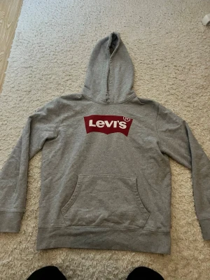 Levis hoodie - Knappt använd hoodien och den sitter skönt på kroppen och mycket bra skick. Saknar bara snöret. 