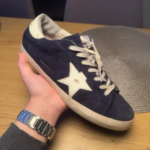 Golden Goose Marinblå  - Ett par schyssta golden goose säljes då de inte var min smak | Storlek 44 | Helt okej skick, men har tyvärr heelbite som många andra | Endast Skor medföljer | Skriv vid frågor/prisförslag 💪