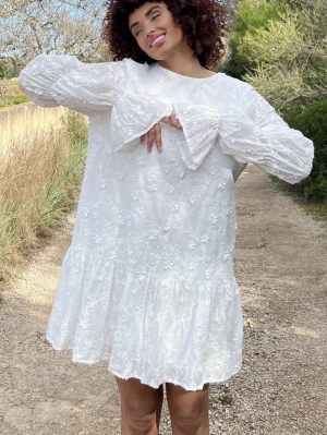 Klänning - säljer denna klänning då den inte kommit till användning 💝