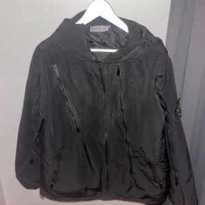 Stone island windbreaker - Säljer min svarta stone island windbreaker då jag behöver pengar för moppe lite lortig därför låga priset