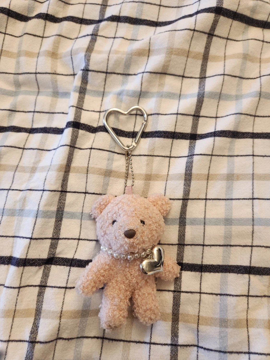 Nallebjörn nyckelring med pärlhalsband
