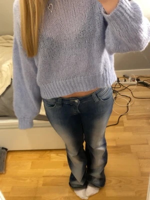 Ljusblå stickad tröja med loose fit - Mysig ljusblå stickad tröja med bred ribbad kant nertill och vid ärmslut. Tröjan har en loose passform och långa ärmar. Passar året runt, till vardags och till uppklätt