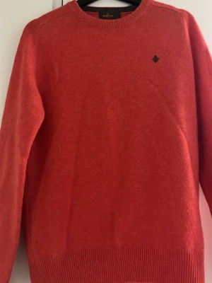 Orange morris tröja - 100% lamm ull. Orange morris tröja med mönster på armbågarna. Aldrig använd Storlek S