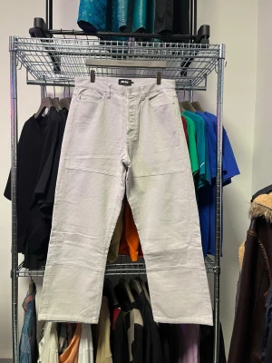 Ljusgråa manchesterbyxor från Palace - Säljer ett par ljusgråa manchesterbyxor från Palace med raka ben och klassisk femficksdesign. Byxorna har breda revärer och tydlig manchesterstruktur som ger en retrovibe. Perfekta för dig som gillar streetwear och vill sticka ut med en unik look.