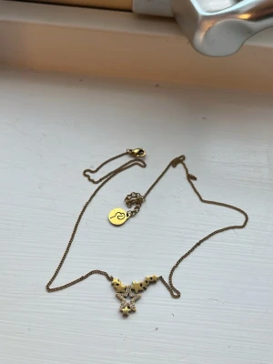 Guldhalsband med stjärnor från Edblad  - Snyggt halsband i guld från Edblad med flera stjärnor, varav en är dekorerad med små gnistrande stenar. Helt oanvänd då jag använder silver! På sista bilden ser ni hur lång den är💕 pris kan diskuteras vid snabb affär ‼️obs säljs inte längre