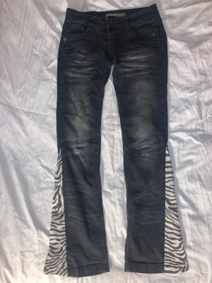 jeans med zebra print - köpte av ett uf-företag. helt oanvända eftersom dom var för stora för mig❤️tryck gärna på KÖP knappen
