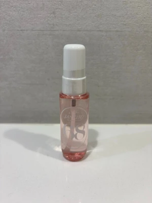 Sol de jeneiro 68 parfym - Söt liten parfymflaska från Janetro med nummer 68. Flaskan är genomskinlig med rosa ton och har en vit spraykork. Perfekt att ha i väskan eller på resan.