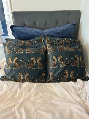 Kuddfodral (går att köpa styck)  - Säljer alla dessa 5 kuddfodral de blåa är 50x90 då min kudde är de som är under och dem andra kuddarna är 50x50. De är även knappast använt så i fint skick. Man får ej med sig kuddarna inuti. Dessa kuddfodral är ifrån Mio och kostar 200kr styck då de sägs att de är prydnadskuddar men funkar lika bra som vanliga också. Pris kan diskuteras❤️